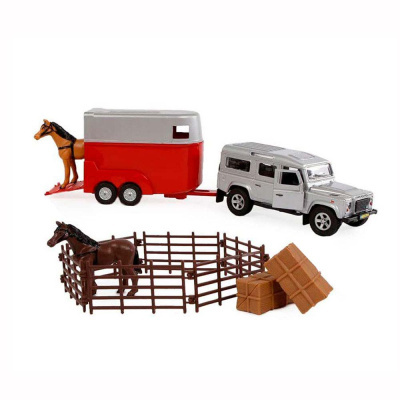Brinquedo carrinha cinza com reboque vermelho e cinza, dois cavalos castanhos, cerca e caixas de brinquedo castanhas