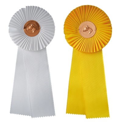 Duas rosetas de cetim, uma branca e outra amarela, com medalhoes de cavalo ao centro