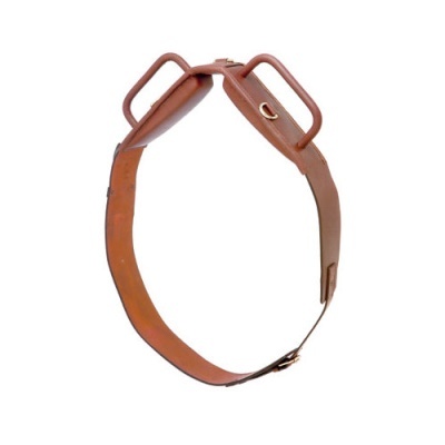 Correia de couro castanho com alças e fecho metálico