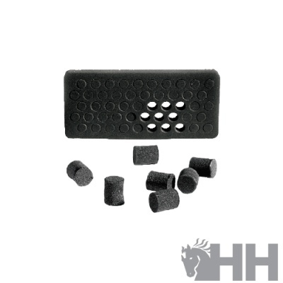 Conjunto de esponjas pretas com furos circulares em fundo branco