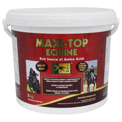 Recipiente branco de 5 kg do suplemento MAXI-TOP EQUINE para cavalos, rótulo vermelho com texto e imagens de cavalos a cavalo