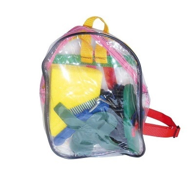 Mochila pequena transparente com objetos coloridos no interior