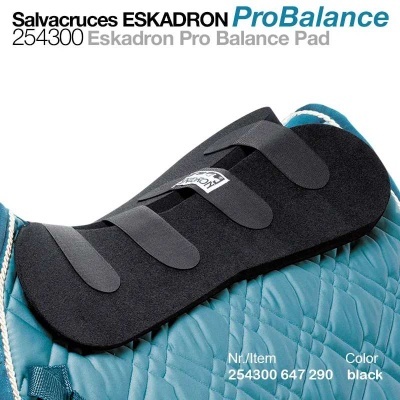 Salva-cruces preto Eskadron Pro Balance sobre tapete azul acolchoado