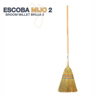 vassoura de milho com cabo de madeira claro e cerdas naturais decorada