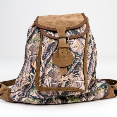 Mochila camuflada com detalhes em camurça castanha e fecho de fivela