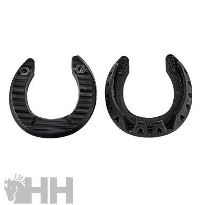 Duas ferraduras pretas de material sintético com padrões diferentes e furos para fixação sobre fundo branco