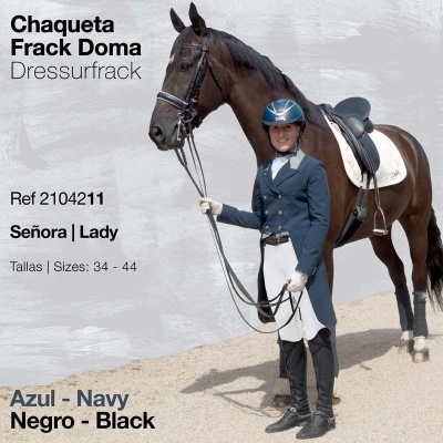 Pessoa com chaqueta de frack azul-marinho e cavalo castanho com sela preta