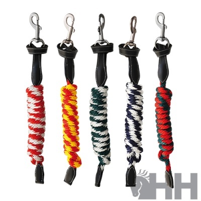 Cinco cabrestos de corda colorida com fivelas metálicas e detalhe em couro preto