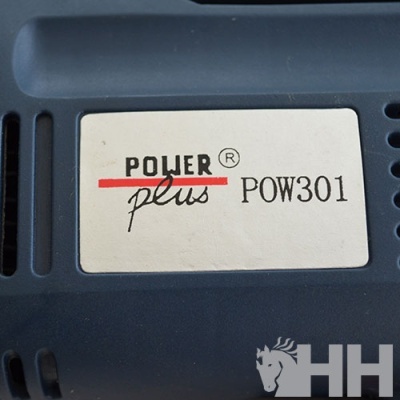 Etiqueta com texto POWER plus POW301 numa superfície azul escura com logótipo HH