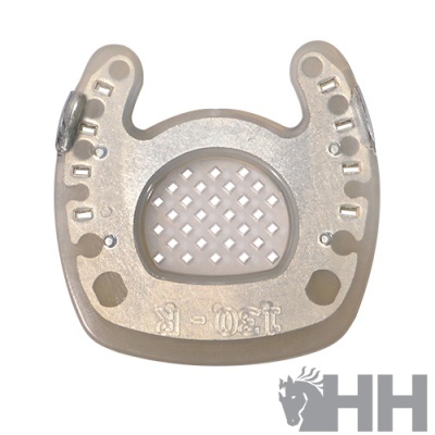 Ferradura metálica prateada com perfurações e inscrição 15.0 - R