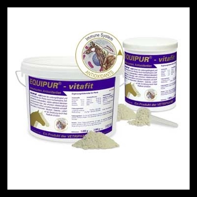 Dois frascos de suplemento em pó EQUIPUR vitafit com rótulos azuis e roxos para cavalos