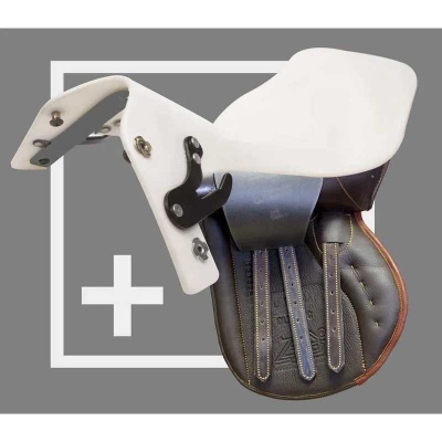 Sela de equitação em couro castanho e preto com assento branco sobre fundo cinza