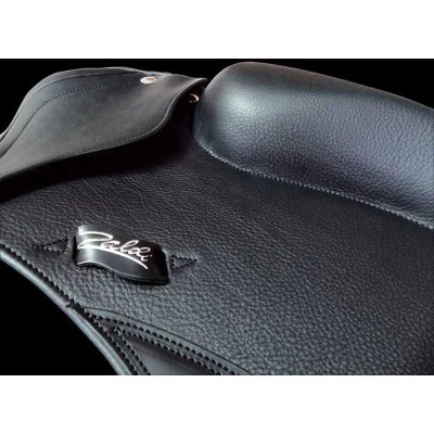 Sela de cavalo preta em couro com etiqueta metal 'Padci'