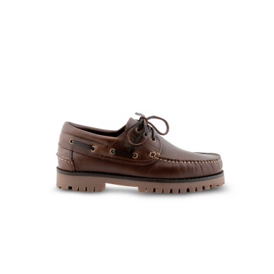 sapato de couro castanho com sola grossa e atacadores