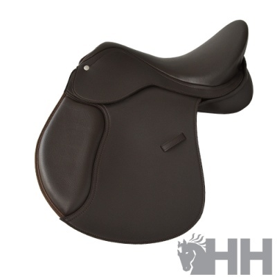 Sela de equitação castanho escuro em material sintético sobre fundo branco, com logotipo HH cinza