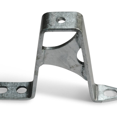 Suporte metálico em aço galvanizado com três aberturas para parafusos