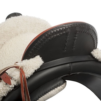 Sela de equitação preta com forro branco felpudo e detalhes castanhos