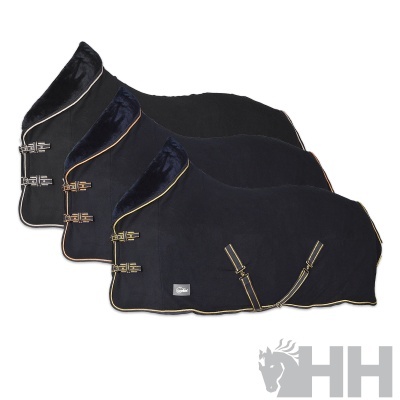 Três mantas para cavalo de fleece preto com bordas coloridas e presilhas metálicas, fundo branco