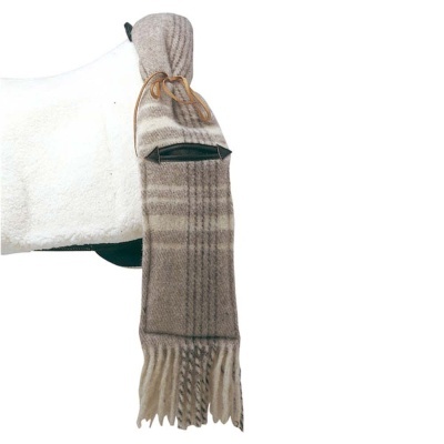 Manta xadrez cinza com franjas e laço de couro pendurada