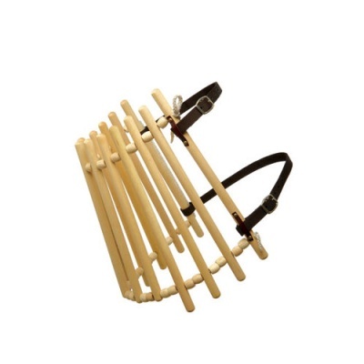 Focinho de cão em madeira clara com tiras de couro pretas ajustáveis