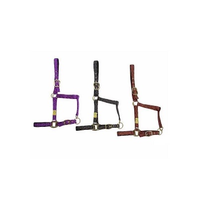 Três cabrestos trançados de cores diferentes sobre fundo branco