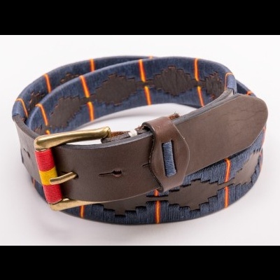 Cinto masculino azul com padrão geométrico e fivela dourada em pele castanha