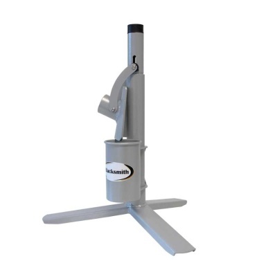 Dispositivo metálico cinzento com base triangular e alavanca, etiqueta blacksmith