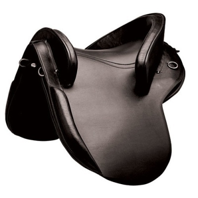 Sela de cavalo preta de couro com argolas metálicas e acabamento liso