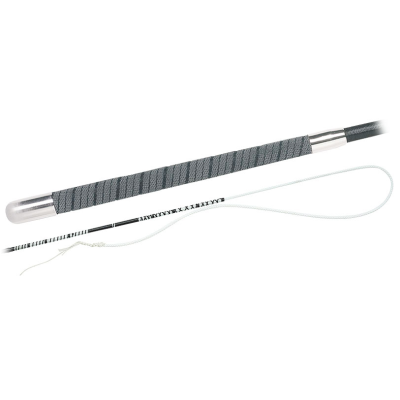 Chicote cinza com punho metálico prateado e corpo branco com texto preto e laço de corda