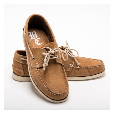 Mocassim castanho em camurça com costuras brancas e atacadores castanhos claros