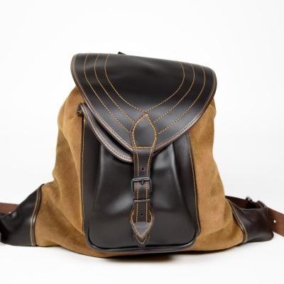 Mochila em camurça castanha com detalhes em pele castanha escura e fecho em fivela