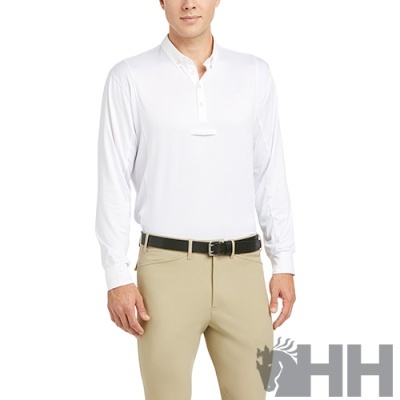 Homem com camisa branca de manga comprida, cinto preto e calças bege