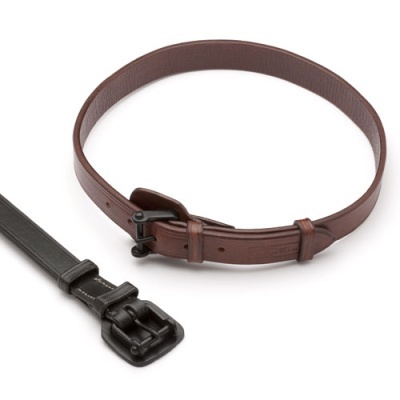 Cinco cintos em couro castanho e preto com fivelas largas sobre fundo branco