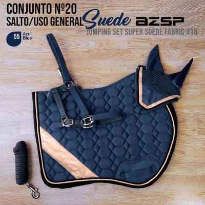 Conjunto de equitação azul escuro com manta acolchoada, cabresto e protetores para orelhas.