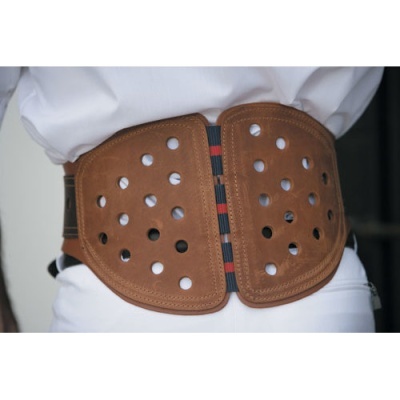 Cinto largo castanho em pele com furos redondos e fecho elástico colorido