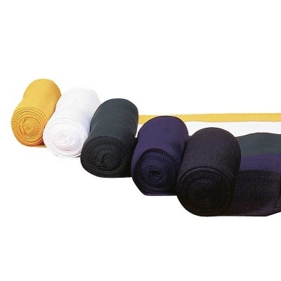 Cinco mantas enroladas em várias cores sobre fundo branco