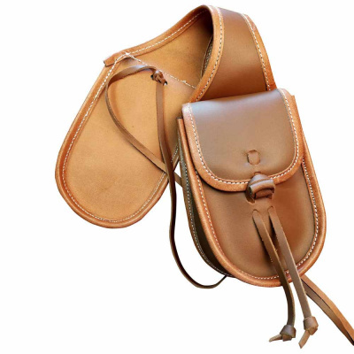 Bolsa em couro castanho com fecho de botão e tiras penduradas