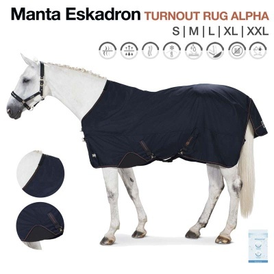 Cavalo branco usando manta preta Eskadron TURNOUT RUG ALPHA