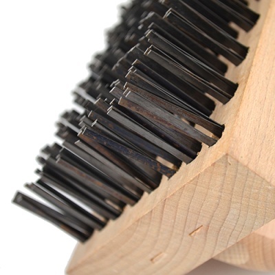 Escova de limpeza de madeira com cerdas pretas alinhadas