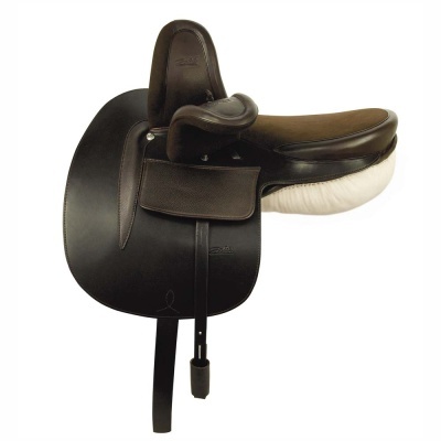 Selim de equitação preto com assento castanho escuro e bolsa lateral