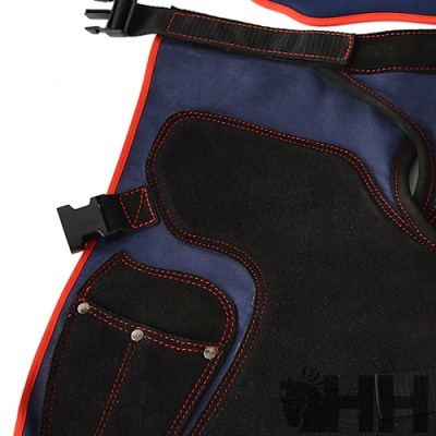 Avental azul e preto com bolsos e fechos de plástico