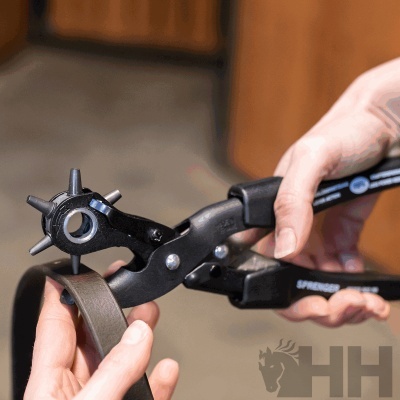 Ferramenta preta a perfurar correia castanha