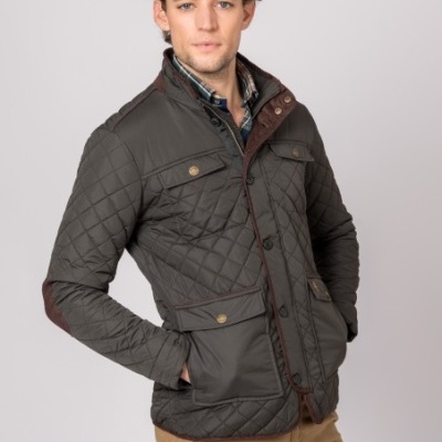 Casaco acolchoado verde-escuro com botões e bolsos frontais, usado por modelo em fundo claro