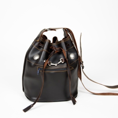 Mala saco preta em couro com detalhes castanhos e fecho de cordão