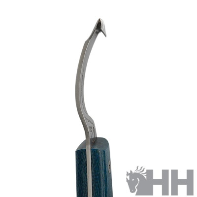 Ferramenta com lâmina curva e cabo azul sobre fundo branco