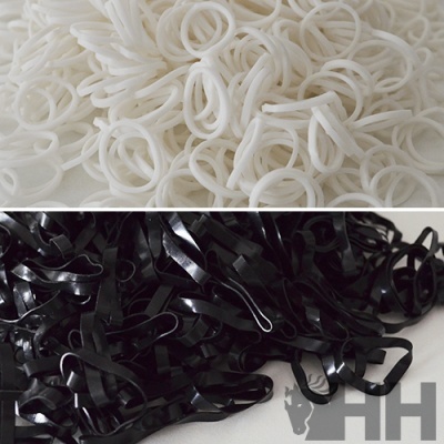 Elásticos finos de silicone brancos e pretos sobre superfícies neutras