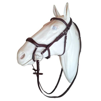 Cabedal de pele castanha para cavalo numa cabeça de modelo branco