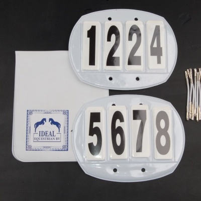 Placas numeradas, fios com ganchos e pano com logo IDEAL EQUITATION