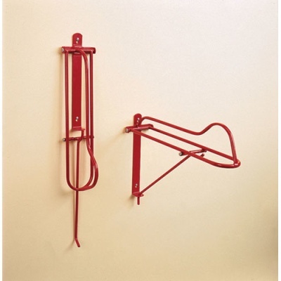 Dois suportes metálicos vermelhos montados na parede, um dobrável e outro dobrado verticalmente