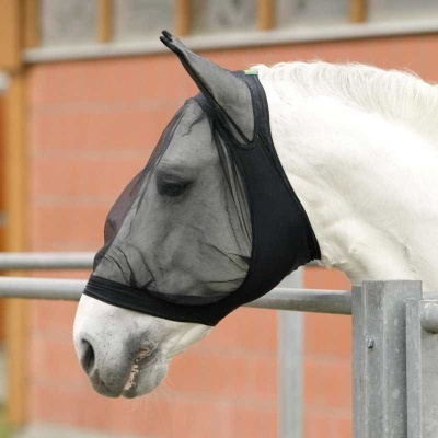 Máscara protetora preta para cavalo branco no curral